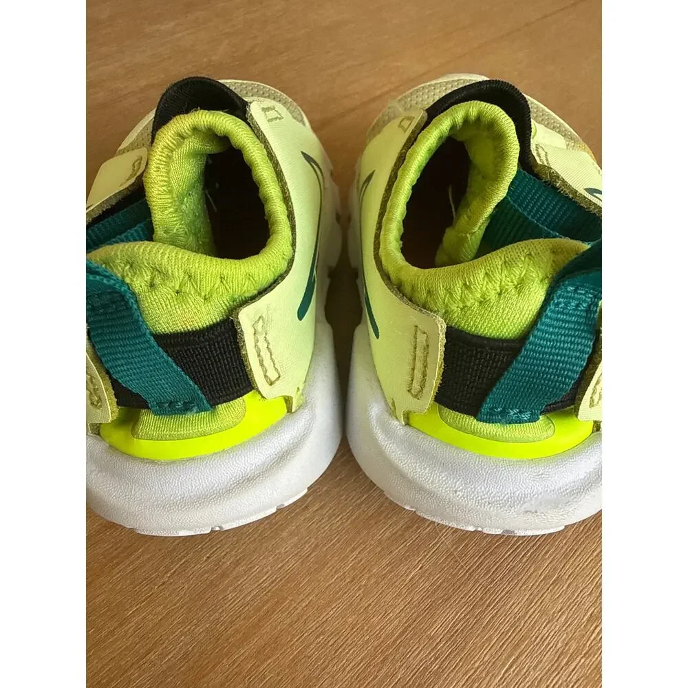 Nike Flex Runner 2 kids' shoes, specifically in the 'Barely Volt' size 4 Toddler